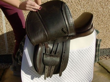 4 à 5 contre sanglons peuvent être un atout pour selle un cheval rond